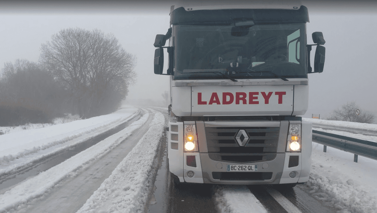 Camion Ladreyt à l'arrêt sous la neige — transport toutes conditions