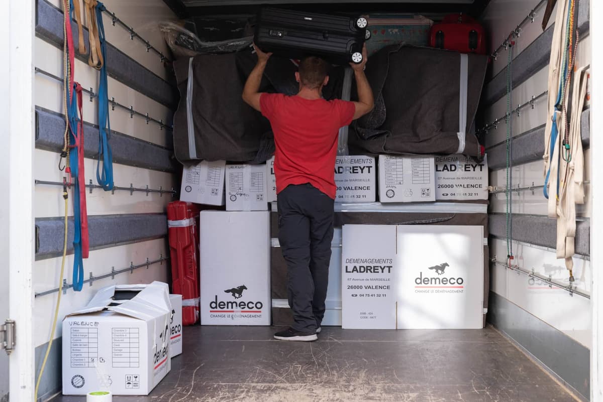 Chargement d'un porteur de déménagement à Valence