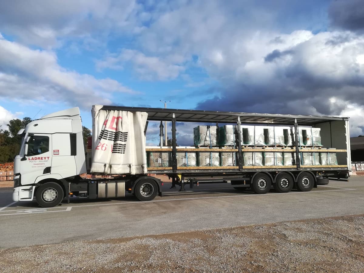 Semi-remorque bâché chargé par Ladreyt — transport routier à Valence