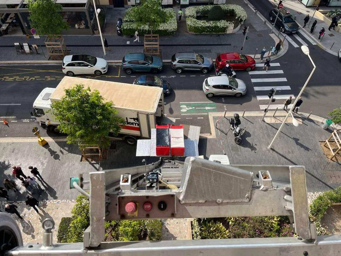 Monte-meubles Ladreyt en action lors d'un déménagement à Valence