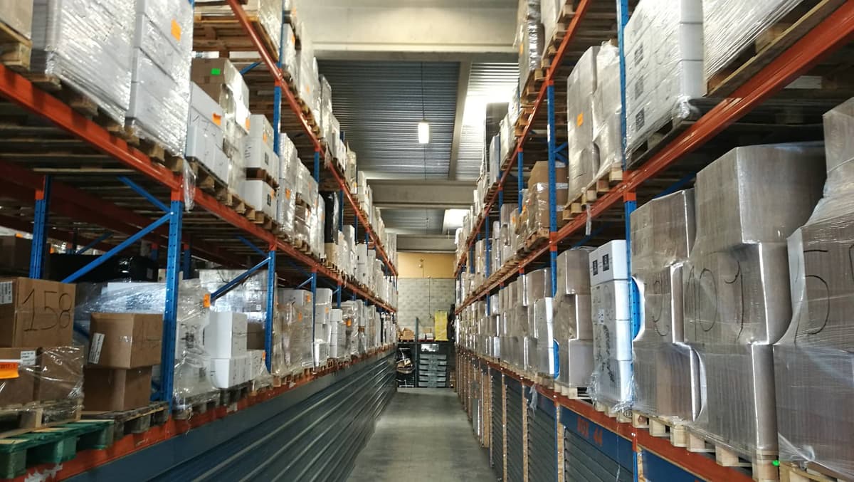 Racks de stockage dans l'entrepôt logistique Ladreyt à Valence